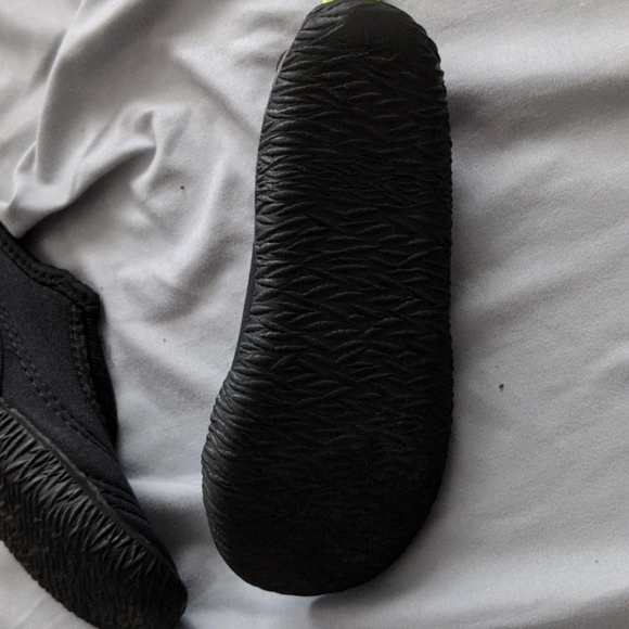 LAST CHANCE Toddler water shoes - Picture 3 of 6